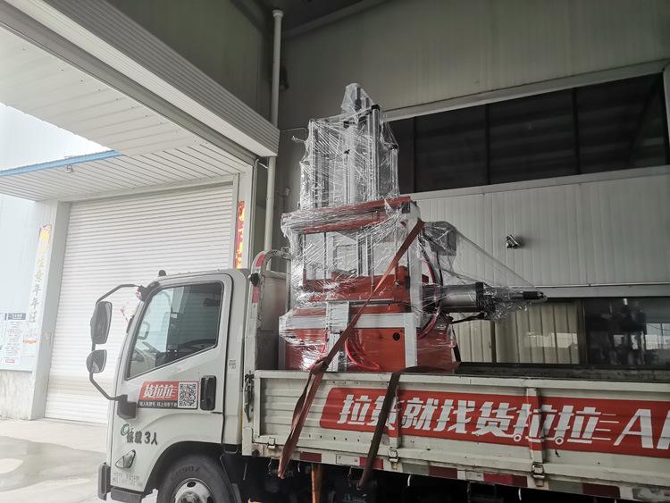 亚马逊四面压