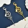 Colgante de llave hueca retro, un accesorio único y creativo, perfecto para mochilas, ofreciendo un toque decorativo simple y elegante, y una pieza de joyería moderna, compacta y portátil