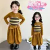 Traje de dos piezas falso a rayas para niñas estilo coreano, modelo de primavera y otoño, nuevo atuendo de moda 2026 para niñas pequeñas