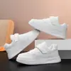 Zapatos Blancos para Niños 2026 Verano Nuevas Llegadas Zapatos Deportivos para Niños Transpirables Zapatos de Patinaje para Niñas Zapatos de Desempeño para Jardín de Infancia 1 de Junio