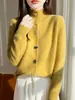Cardigan de inverno quente com padrão de estrela-do-mar, amigo da pele, macio e aconchegante, jaqueta de tricô pequena, cardigan com gola alta grossa, veludo elegante abotoado, ponto sete