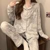 Novedad Primavera y Otoño Pijama de Seda con Estampado de Tinta de Moda para Mujer, Estilo Ins con un Toque de Lujo, Cuello Pequeño, Ropa de Casa de Manga Larga