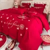 Novo conjunto de quatro peças para casamento escovado e amigável à pele, bordado de dragão e fênix, vermelho festivo, roupa de cama simples para quarto de casamento, lençol de cama de casamento