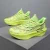 Nuevos zapatos deportivos transfronterizos en tallas grandes para adolescentes, zapatillas profesionales para maratón con placas de carbono, zapatillas de correr de moda luminosas para parejas