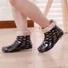 Botas de chuva femininas rasas de cano médio para adultos Botas de água curtas femininas com forro de fleece, moda de verão Botas de chuva femininas antiderrapantes Sapatos femininos impermeáveis