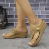 Chinelos femininos, novo estilo de verão 2026, exportação do Sudeste Asiático, tamanho grande, design vazado, chinelos de sola grossa metálicos, atacado
