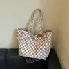 Bolso de mano retro a cuadros estilo coreano, con un diseño minimalista y casual, perfecto para un look suave, relajado y chic sin esfuerzo.. Se puede llevar como bolso de mano o colgar al hombro