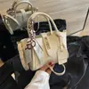 Nova Bolsa de Axila de Nicho 2026 para Mulheres, Bolsa Transversal de Couro Litchi de Alto Padrão, Bolsa de Ombro Versátil de Luxo Leve, Bolsa de Mão Fashion
