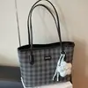 Bolsa de Ombro Versátil Nova Moda 2025 Transfronteiriça com Toque de Luxo, Design de Nicho, Bolsa Tote Casual e Simples de Grande Capacidade