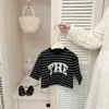 Conjunto de Roupa Infantil Duas Peças Casual Estiloso e Doce: Blusa Listrada e Saia Curta Floral para Meninas, Estilo Coreano, Primavera e Outono