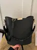 Bolsa de ombro retrô muito estilosa para mulheres, nova moda 2026 bolsa de ombro transversal de cor sólida, bolsa de mão tipo balde da moda