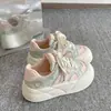 Novos Tênis Casuais de Outono para Mulheres 2026 Versáteis Sapatos Brancos de Solado Grosso para Combinar com Saias Nicho Estudante Sapatos de Pão para Mulheres