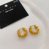 Aretes Retro Franceses Irregulares Plisados Mate Aretes Estilo para Mujer de Alta Gama Ligeramente Lujosos Diarios Cobre Chapado en Oro