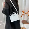 Bolso Pequeño Cuadrado Portátil Transfronterizo para Mujer 2025 Nuevo Estilo Bolso de Hombro Moda Retro de Gama Alta Bolso Cruzado de Cubo Nicho