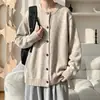 Novo Cardigã de Tricô Estilo Americano para Homem Outono e Inverno, Gola Redonda, Botões Vermelhos de Fileira Única, Suéter Jaqueta Versátil de Manga Longa Solto, Moderno