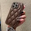 Funda para teléfono de chaqueta acolchada curva estilo Chanel Adecuada para iPhone 18 Pro Max, Apple 17, 15/16, Cuero Color Sólido
