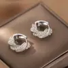 Pendientes de perlas de arroz trenzadas plateadas, tachuelas de lujo de alta gama, cierres de oreja únicos y hermosos, pendientes de diseño nicho para mujer
