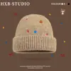 Gorro de Tricô Bordado com Urso de Desenho Animado 2026 para Mulheres, Estilo Coreano Outono e Inverno, Engrossado, Quente, Versátil, Gorro Pulôver que Afina o Rosto