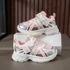 Novos tênis esportivos de primavera e outono para meninos, tênis estilo 'dad shoes' em malha simples, sapatos infantis para meninas, sapatos casuais de sola macia, modernos