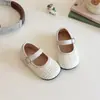 Novo Modelo Primavera 2026 Sapatos de Couro Trançado Vazado para Meninas, Mocassins Casuais Macios e Confortáveis para Bebês Meninas