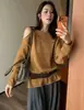 Suéter de tricô casual novo estilo outono de 2026, ombro a ombro, com detalhes vazados, para mulheres, design solto e de luxo leve, blusa de manga longa