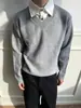 Suéter de punto gris claro de alta gama con cuello en V y diseño de dos piezas falsas, top de punto casual y sofisticado para hombre de invierno en estilo "old money"