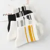 Calcetines nuevos otoño e invierno tres rayas calcetines deportivos rayados calcetines para mujer boca dorada y plateada calcetines de algodón hasta la mitad de la pantorrilla para mujer al por mayor