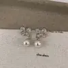 Estilo de Nicho, Gama Alta, Pendientes Minimalistas con un Ambiente Genial, Pequeños y Elegantes, Simples y de Moda, Versátiles, Pendientes de Botón de Perla de Cuatro Hojas con Incrustaciones de Diamante