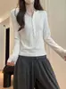 Camiseta de Manga Larga con Botones Estilo Coreano Cuello en V Hombro Normal para Mujer 2026 Nuevo Otoño Adelgazante Cuello Henley Top Básico