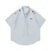 Camisa Bordada com Listras Verticais de Manga Curta para Meninos, Tendência Hip-Hop com Design de Gravata no Pescoço, Camisa com Gola Alta para o Verão