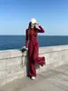 Nueva colección otoño/invierno 2026: Chaqueta roja corta con cremallera y cuello alto, elegante y a la moda, combinada con pantalones deportivos casuales - un conjunto de dos piezas a la moda