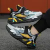 Sapatos esportivos masculinos atacado primavera e outono temporada escolar tênis de corrida crianças médias e grandes malha couro sapatos casuais antiderrapantes resistentes ao desgaste
