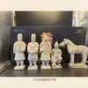 Guerreros y Caballos del Ejército de Terracota de Qin Chino Figuras de Terracota Juego de Cinco Piezas Figuras de Arcilla Negra Artesanía Turística de Xi'an Souvenir Regalo Especial para Extranjeros