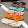 Chanclas brillantes de verano sencillas para mujer, adecuadas para usar al aire libre, antideslizantes, populares para bañarse, a la moda, impermeables, nuevo estilo de viaje de verano