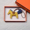 Colgante de Poni de Cuero Genuino Llavero de Cuero Hecho a Mano Piel de Oveja Poni Decoración para Asa de Bolso de Moda Venta al por Mayor
