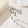 Anillo de Luz de Zirconia Incrustada en Oro Real Chapado en Cobre Transfronterizo Europeo y Americano Lujo Ligero Sensación de Alta Gama Anillo para el Dedo Joyería de Mano Versátil Fabricante Venta al por Mayor en Stock