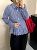 Camisa de mujer de talla grande con cuello polo y volantes, estilo otoño 2026 para mujeres de talla grande, camisa a rayas con volantes rejuvenecedora NS1391