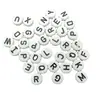 Fondo blanco letras negras cuentas 10mm cuentas con letras inglesas acrílico cuentas redondas accesorios para joyería DIY al por mayor