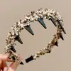 Diadema de Nuevo Estilo 2026 con Diseño de Corona Alta, Elegante Pasador de Perlas Artificiales, Diadema de Lujo Ligero Inspirada en Chanel para Uso Diario con Dientes