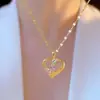 Colar de Zircônia Rosa em Formato de Coração Corrente de Clavícula em Aço Titânio High-End Elegante Luxo Leve Único Colar de Pescoço Colar com Pingente Brilhante para Mulheres