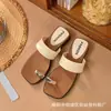 Chinelos Estilo Coreano Verão Feminino Uso Externo 2026 Vazados Versáteis Sandálias de Tira Cruzada Antiderrapantes Moda Flat Bottom Sapatos Preguiçosos