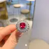 Novo Conjunto de Joias para Mulheres, Brincos Pendentes Quadrados de Diamante Vermelho Imitação Estilo Europeu e Americano, Anel