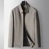 Chaqueta para Hombre Estilo Primavera y Otoño 2025 Solapa Ejecutiva Versión con Cremallera Abrigo Delgado Casual de Negocios para Persona de Mediana Edad