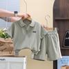 Conjunto de dos piezas de polo Lel de color sólido para bebé de manga corta Verano 2025 Nuevo Ropa de moda para niños con cremallera Ropa para niños