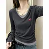 Camiseta feminina de manga longa, algodão puro, gola V, ombro normal, design de peça dupla falsa, elegante, acinturada, slim fit, cor damasco, outono