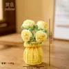 Planta de rosa artificial tejida en maceta, producto terminado hecho a mano a crochet, flor artificial para decoración de escritorio en casa, venta al por mayor de regalos, flor de hilo