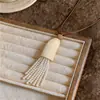 Collar de cordón de cuero con borla de cuentas y perlas, moda nicho de alta gama, cadena exquisita para suéter, simple y versátil, accesorio de lujo ligero