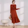 Miyake Moda Femenina Tallas Grandes de Lujo Accesible de Exportación Transfronteriza Europea y Americana Vestido de Color Sólido con Perlas Nuevo de Otoño para Mujer