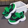 Zapatillas deportivas para niñas, nuevos zapatos de malla de verano, antideslizantes, transpirables, con velcro, para niños mayores y niñas, zapatillas de correr a la moda y versátiles