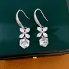 Aretes chapados en oro real de 18k con incrustaciones de circonia, con forma de diamante floral, elegantes y versátiles, con un toque de lujo ligero y alta gama.